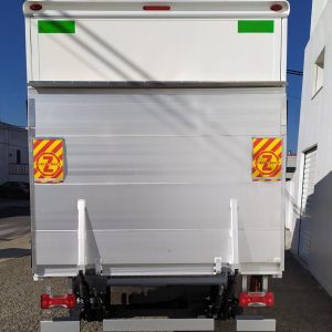 Transporte furgón carrozado con trampilla elevadora