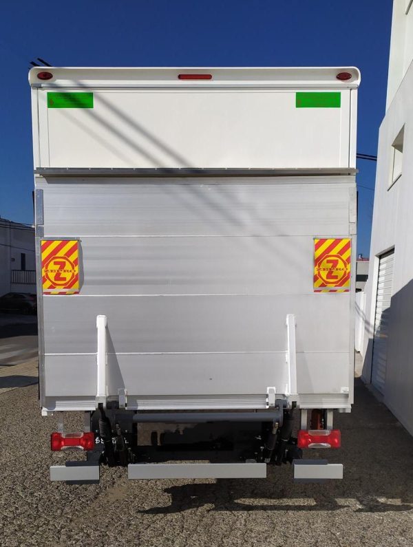 Transporte furgón carrozado con trampilla elevadora